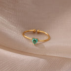 Feiner vergoldeter Ring mit herzförmigem Geburtsstein