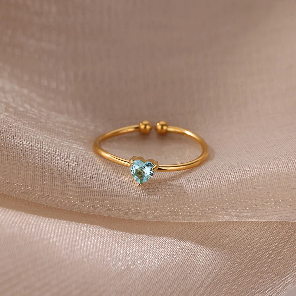 Feiner vergoldeter Ring mit herzförmigem Geburtsstein