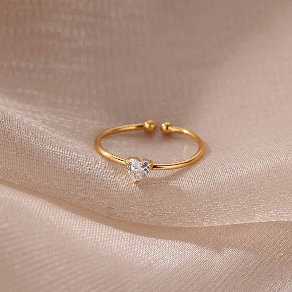 Feiner vergoldeter Ring mit herzförmigem Geburtsstein