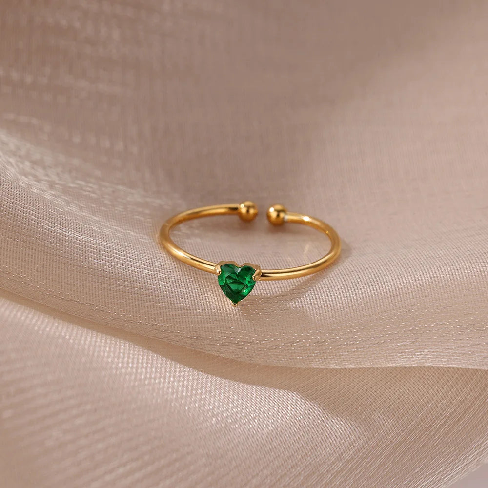 Feiner vergoldeter Ring mit herzförmigem Geburtsstein
