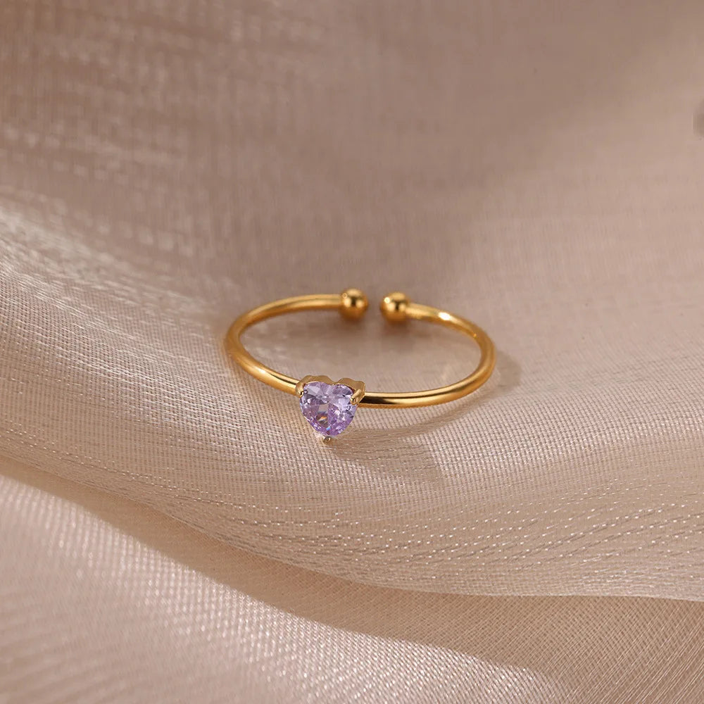Feiner vergoldeter Ring mit herzförmigem Geburtsstein