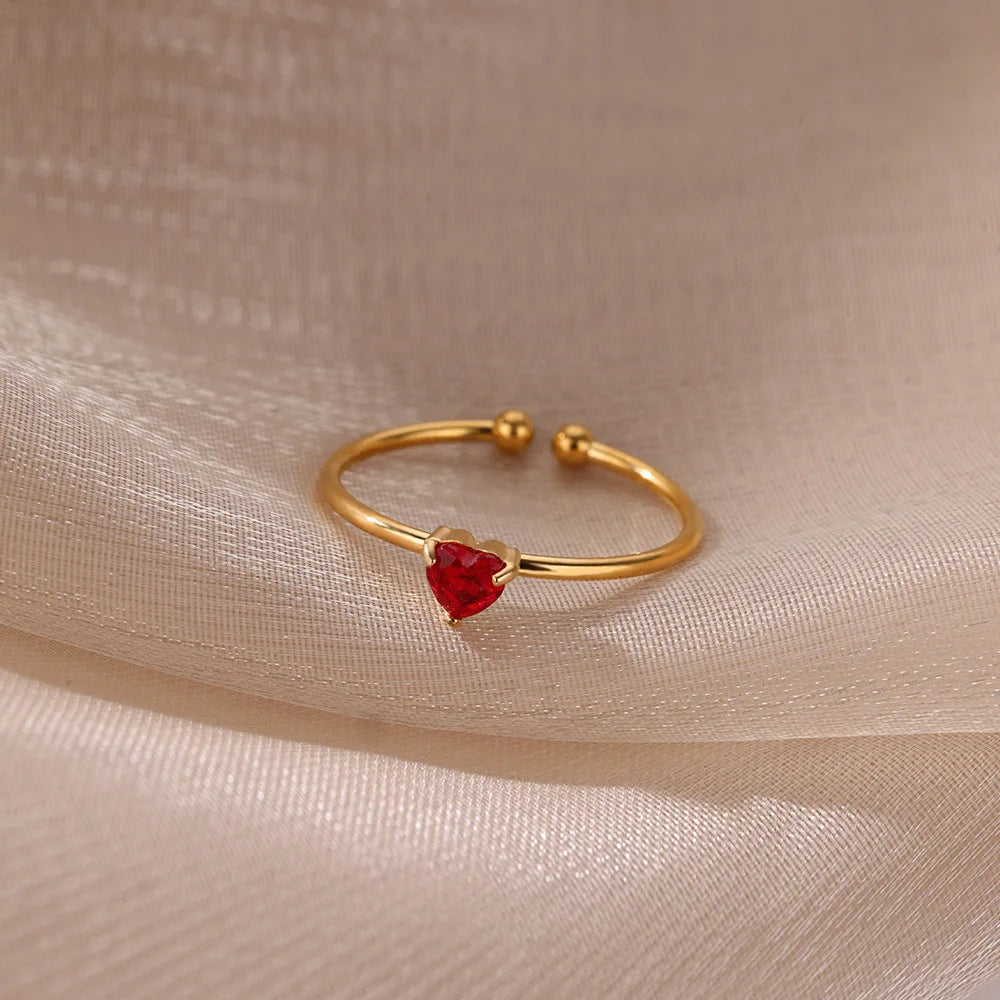 Feiner vergoldeter Ring mit herzförmigem Geburtsstein
