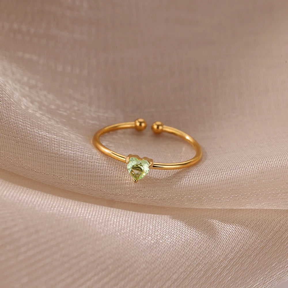 Feiner vergoldeter Ring mit herzförmigem Geburtsstein