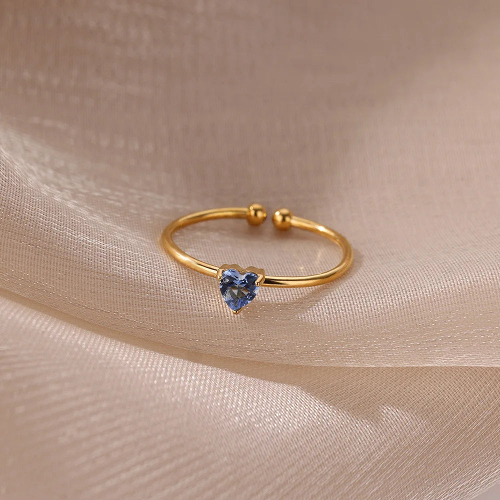 Feiner vergoldeter Ring mit herzförmigem Geburtsstein