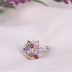 Blumenring mit mehrfarbigen Kristallen