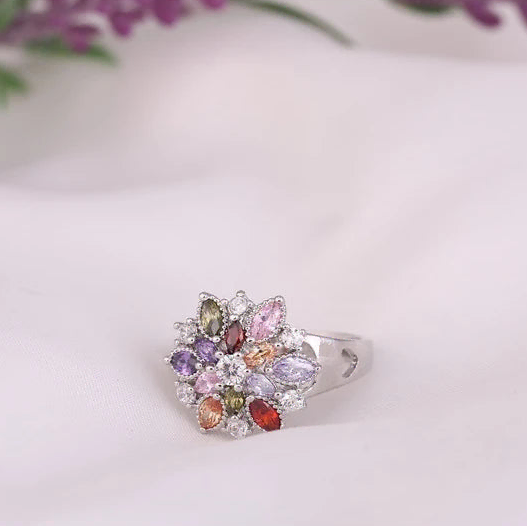 Blumenring mit mehrfarbigen Kristallen