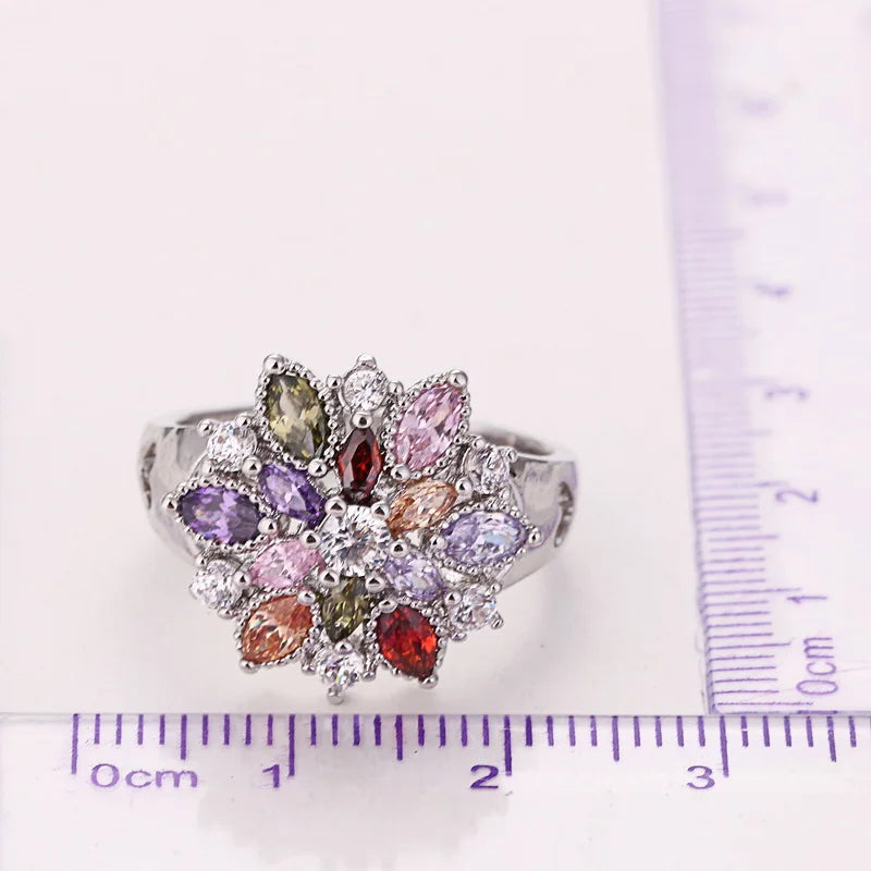 Blumenring mit mehrfarbigen Kristallen