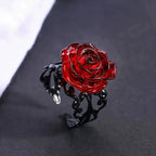 Ring mit roter Rosenblüte im Gothic-Stil