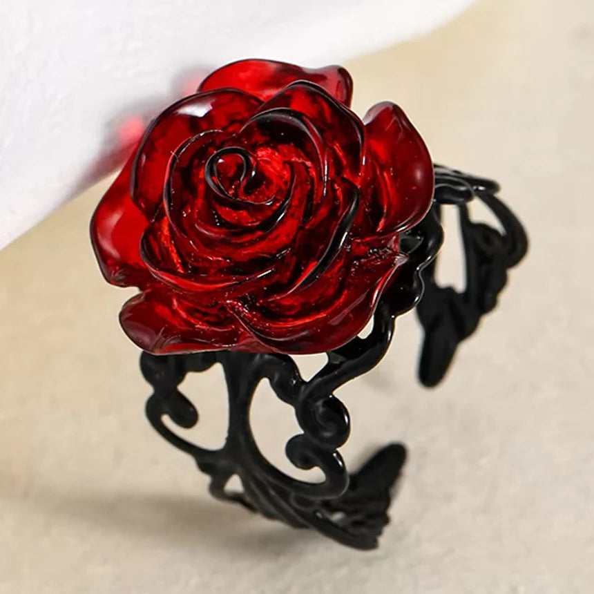 Ring mit roter Rosenblüte im Gothic-Stil