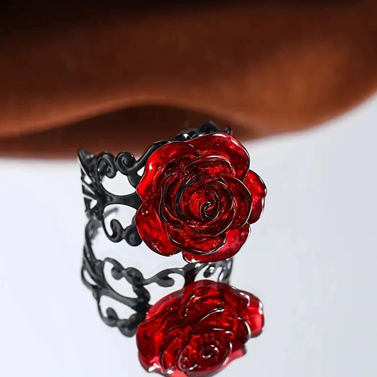 Ring mit roter Rosenblüte im Gothic-Stil