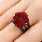 Ring mit roter Rosenblüte im Gothic-Stil