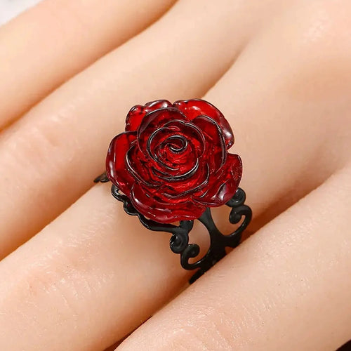 Ring mit roter Rosenblüte im Gothic-Stil