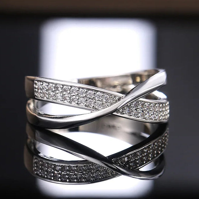 Anello infinito a nastri intrecciati argento