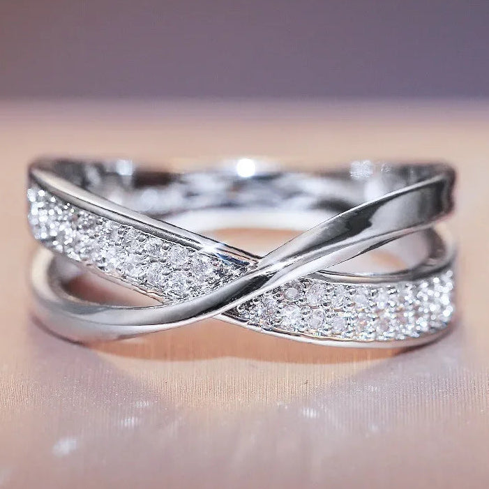 Anello infinito a nastri intrecciati argento
