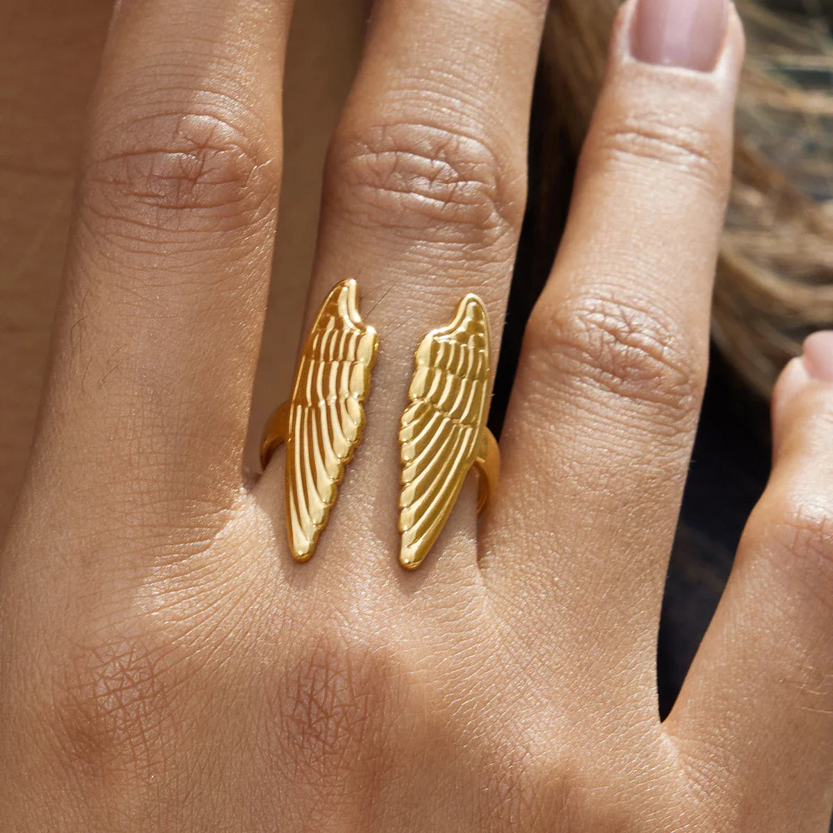 Breiter Ring mit Engelsflügeln