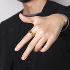 Breiter Ring mit hebräischen Buchstaben aus Gold