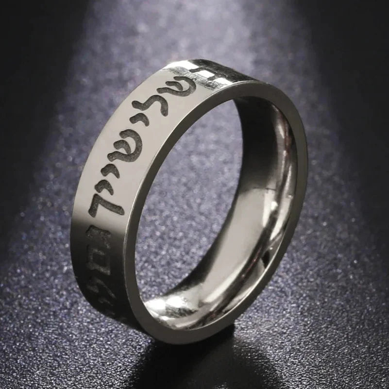 Breiter Ring mit hebräischen Buchstaben aus Silber