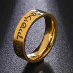 Breiter Ring mit hebräischen Buchstaben aus Gold