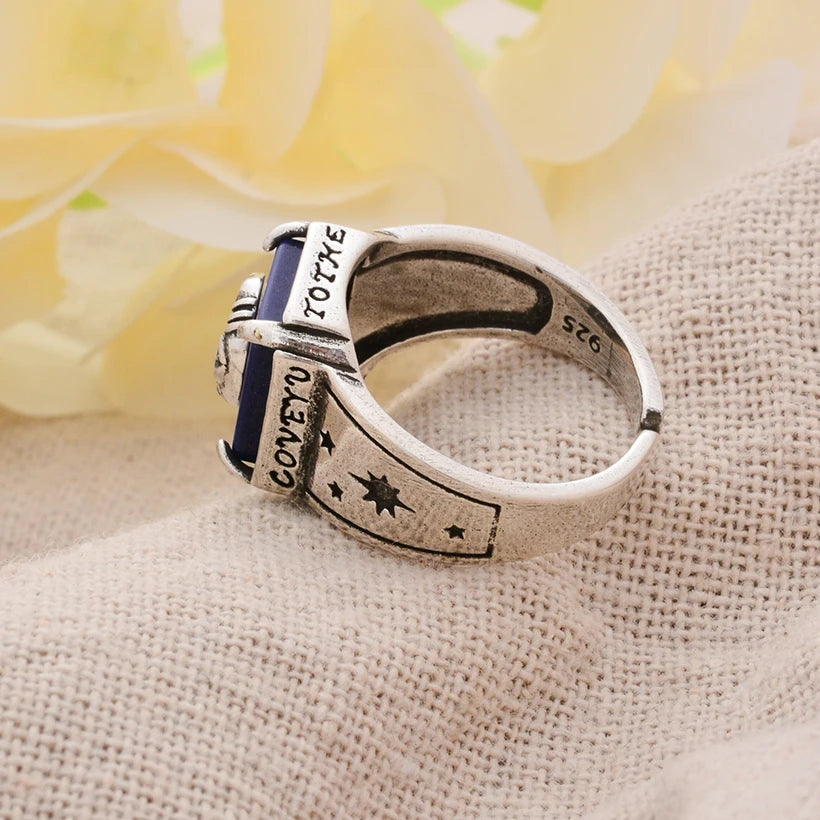 Breiter, skulptierter Ring mit Mondsichel im mystischen Stil