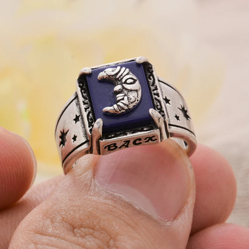 Breiter, skulptierter Ring mit Mondsichel im mystischen Stil