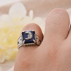 Breiter, skulptierter Ring mit Mondsichel im mystischen Stil