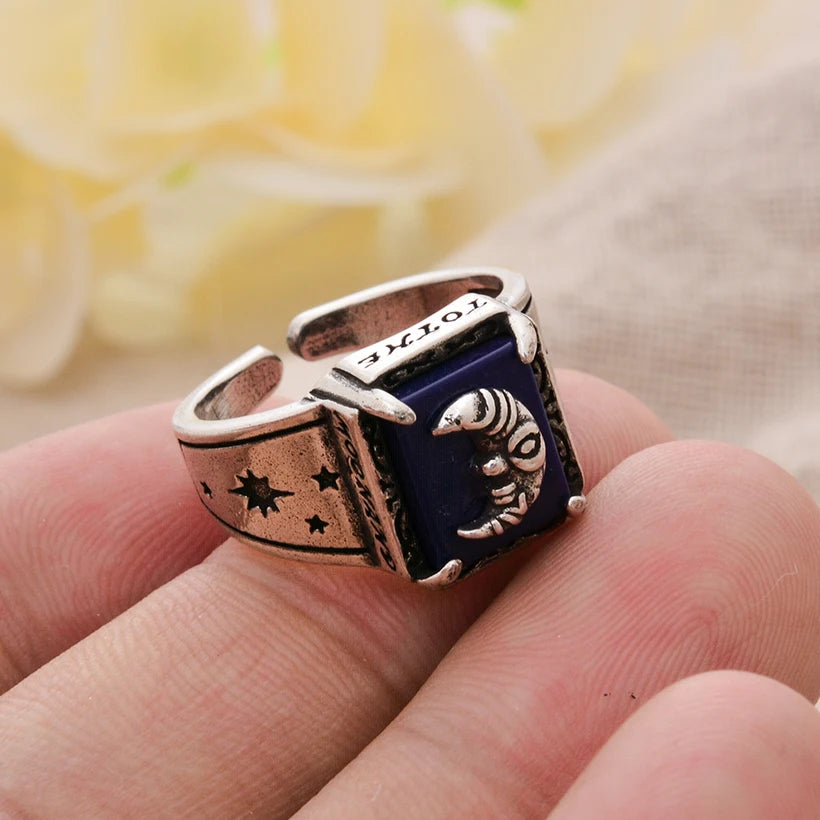 Breiter, skulptierter Ring mit Mondsichel im mystischen Stil