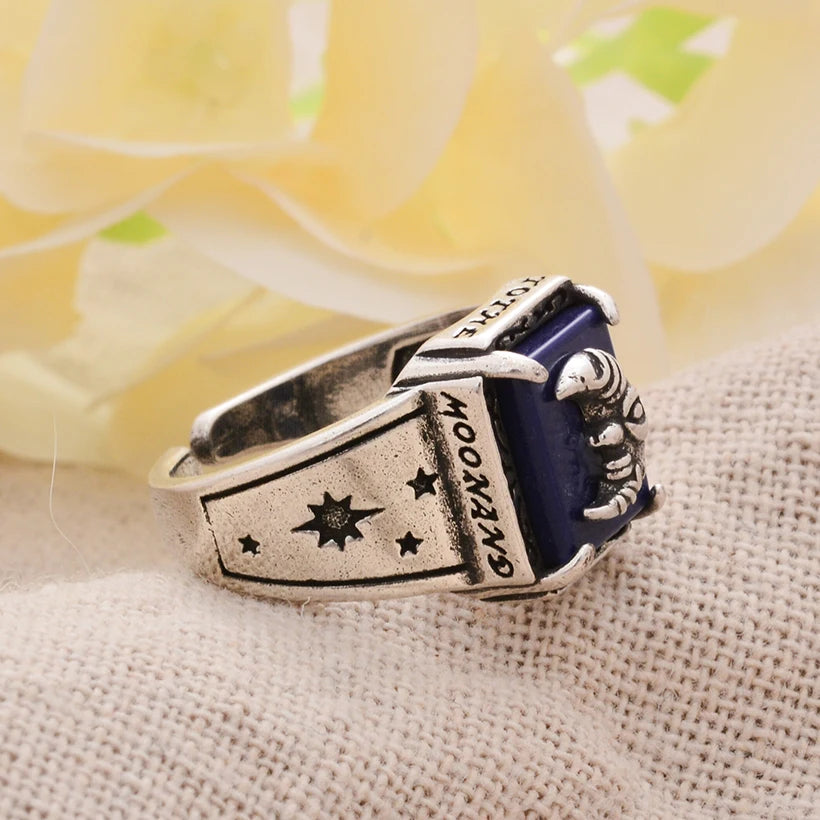 Breiter, skulptierter Ring mit Mondsichel im mystischen Stil