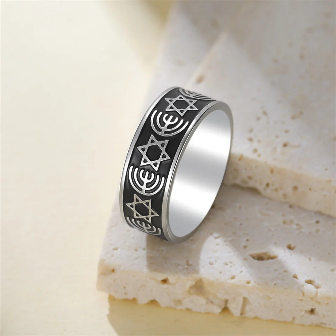 Breiter Menora-Ring und Davidstern, jüdische Symbole
