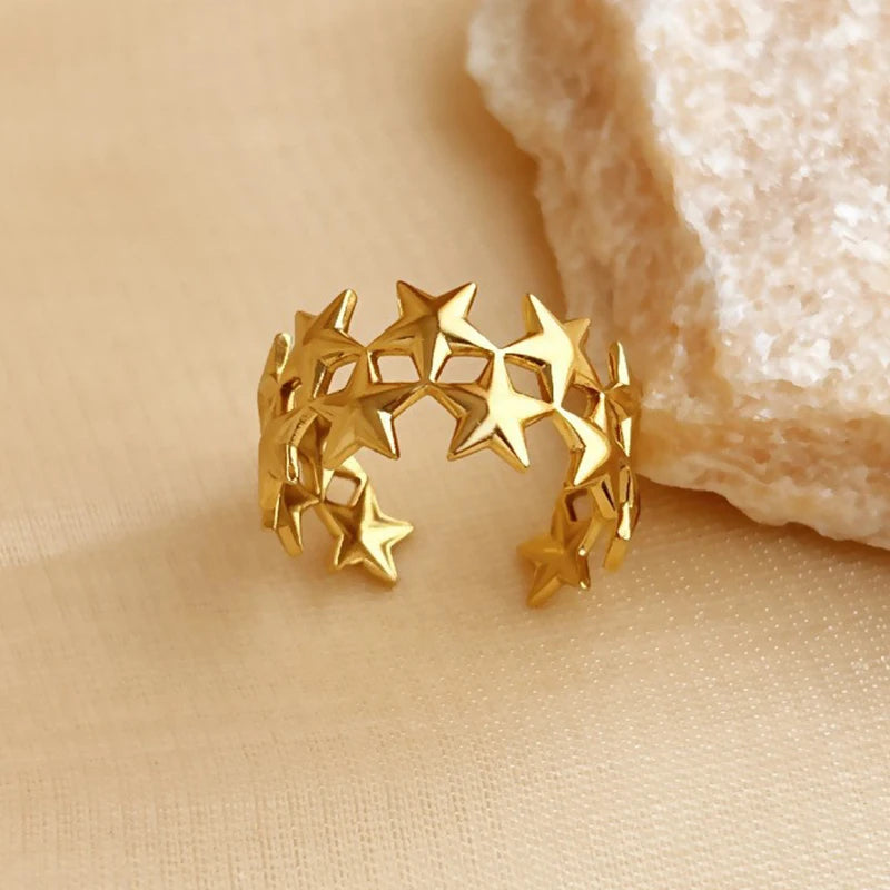 Breiter Ring mit mehreren Sternen aus Gold