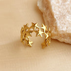 Breiter Ring mit mehreren Sternen aus Gold