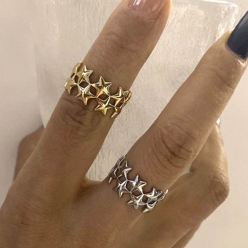 Breiter Ring mit mehreren Sternen aus Gold