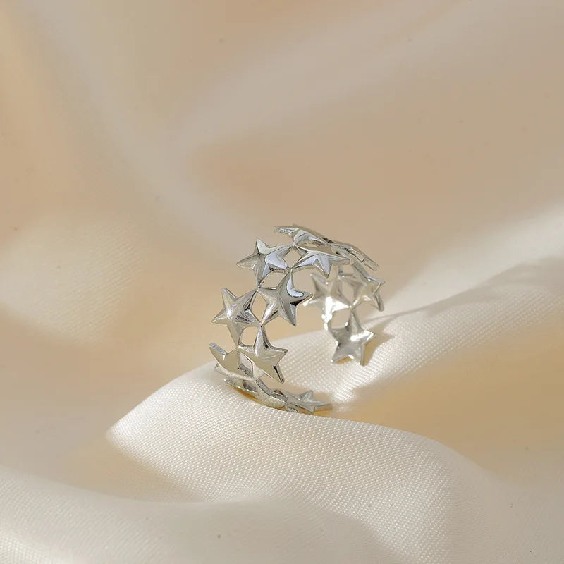 Breiter Ring mit mehreren Sternen aus Silber