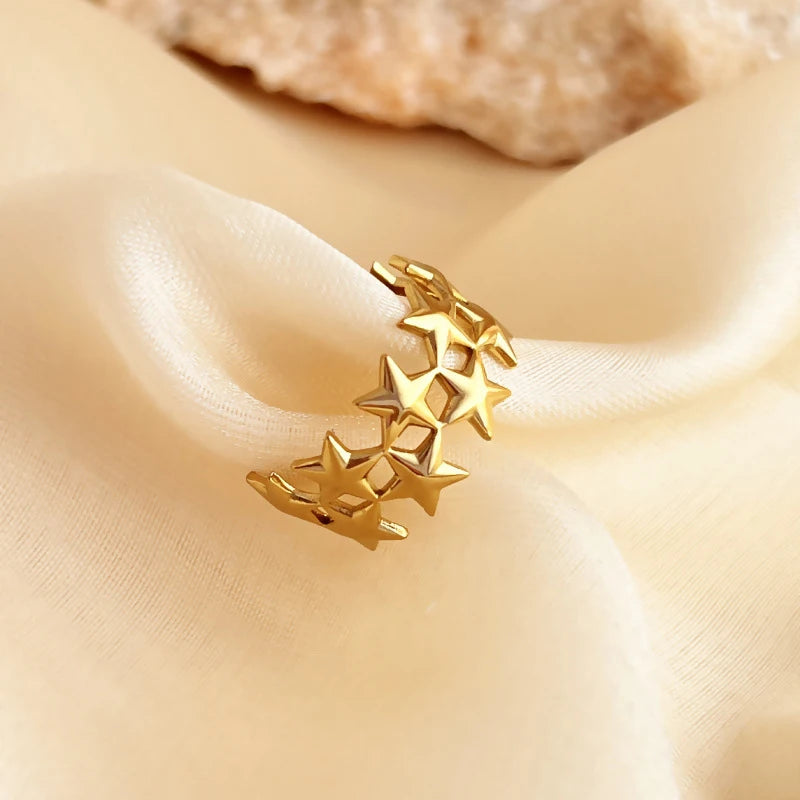 Breiter Ring mit mehreren Sternen aus Gold