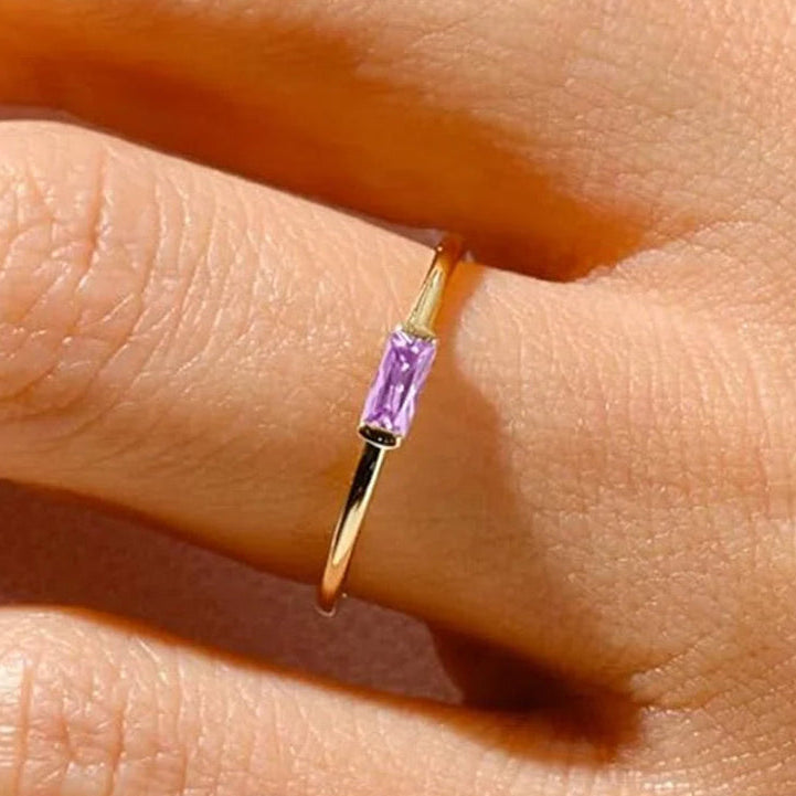 Minimalistischer Ring mit rechteckigem Geburtsstein für Damen