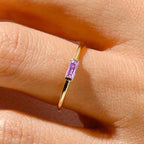 Minimalistischer Ring mit rechteckigem Geburtsstein für Damen