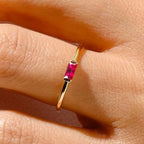 Minimalistischer Ring mit rechteckigem Geburtsstein für Damen