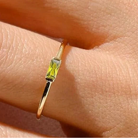 Minimalistischer Ring mit rechteckigem Geburtsstein für Damen