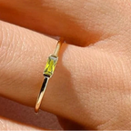 Minimalistischer Ring mit rechteckigem Geburtsstein für Damen