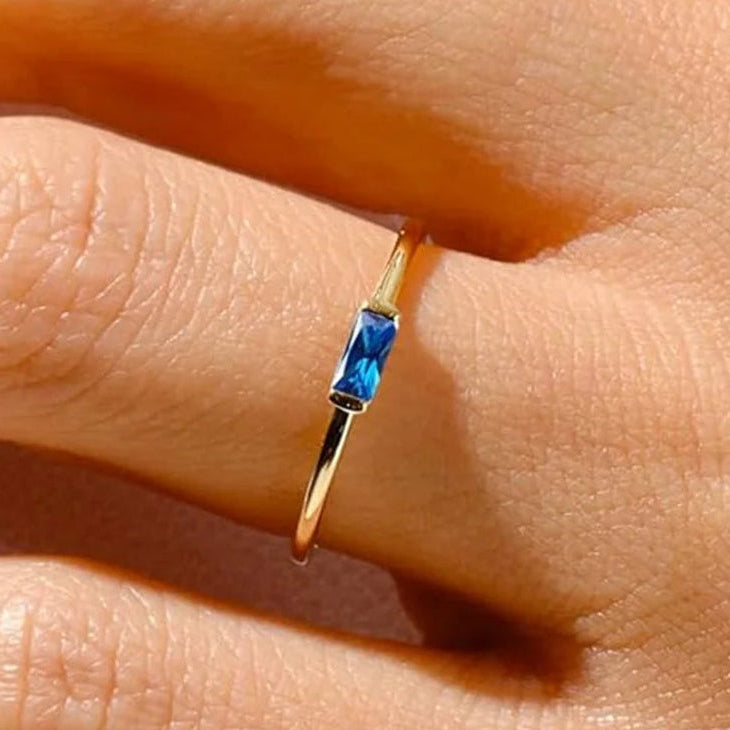 Minimalistischer Ring mit rechteckigem Geburtsstein für Damen