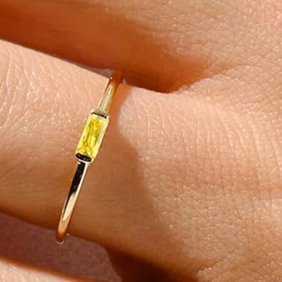 Minimalistischer Ring mit rechteckigem Geburtsstein für Damen
