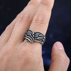 Ring mit antik wirkendem Feder-Motiv