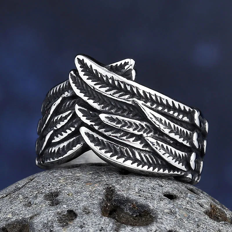 Ring mit antik wirkendem Feder-Motiv