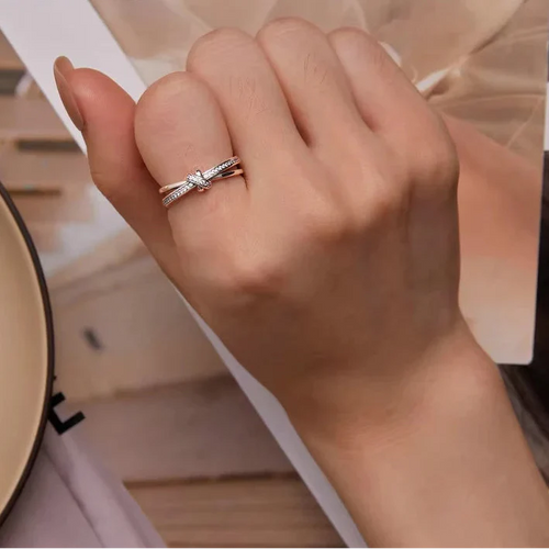 Ring mit Schleife und silbernen Strasssteinen
