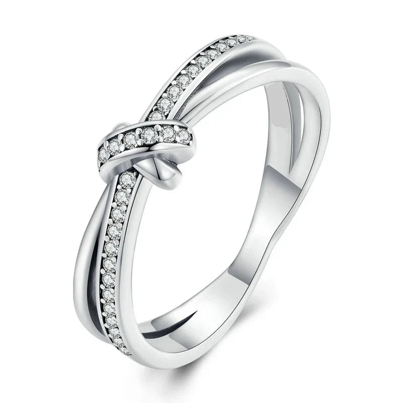 Ring mit Schleife und silbernen Strasssteinen