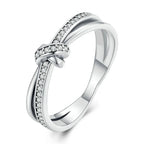 Ring mit Schleife und silbernen Strasssteinen