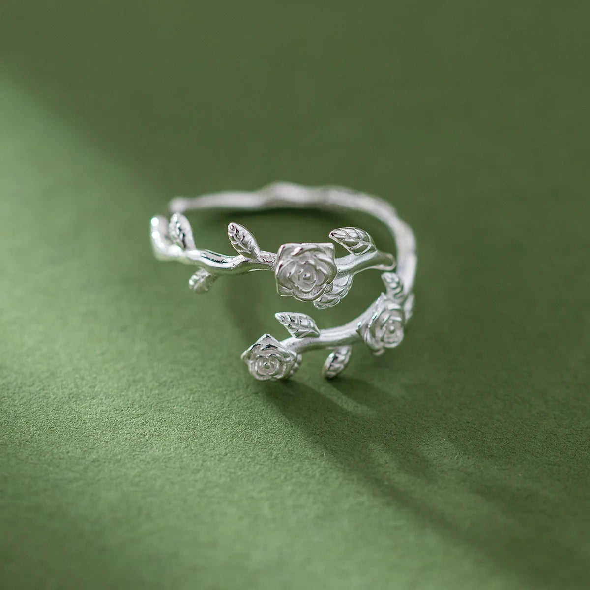 Ring mit verflochtenen Rosen, Silber