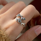 Ring mit verflochtenen Rosen, Altsilber