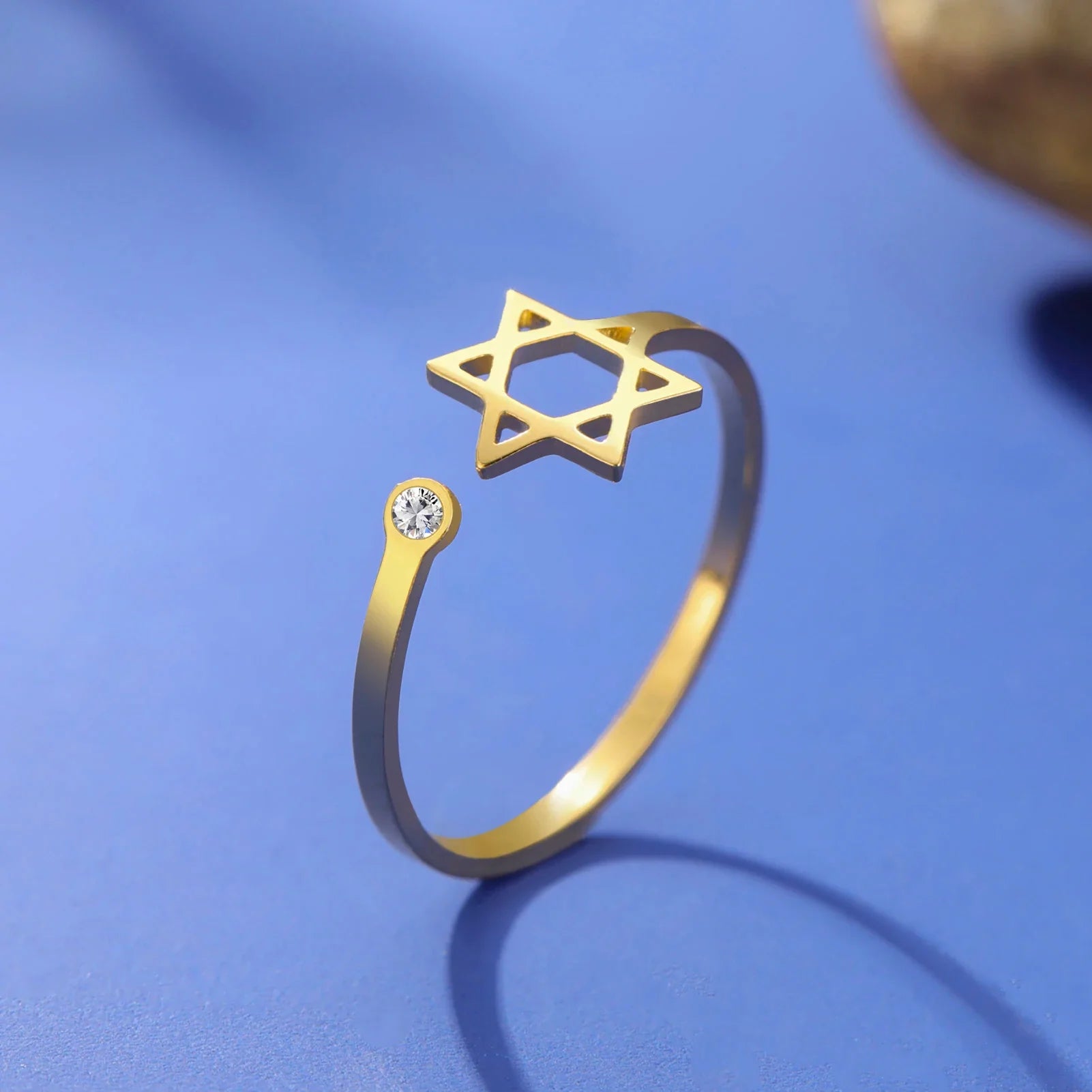 Offener Ring mit dem symbolischen jüdischen Davidstern aus Gold