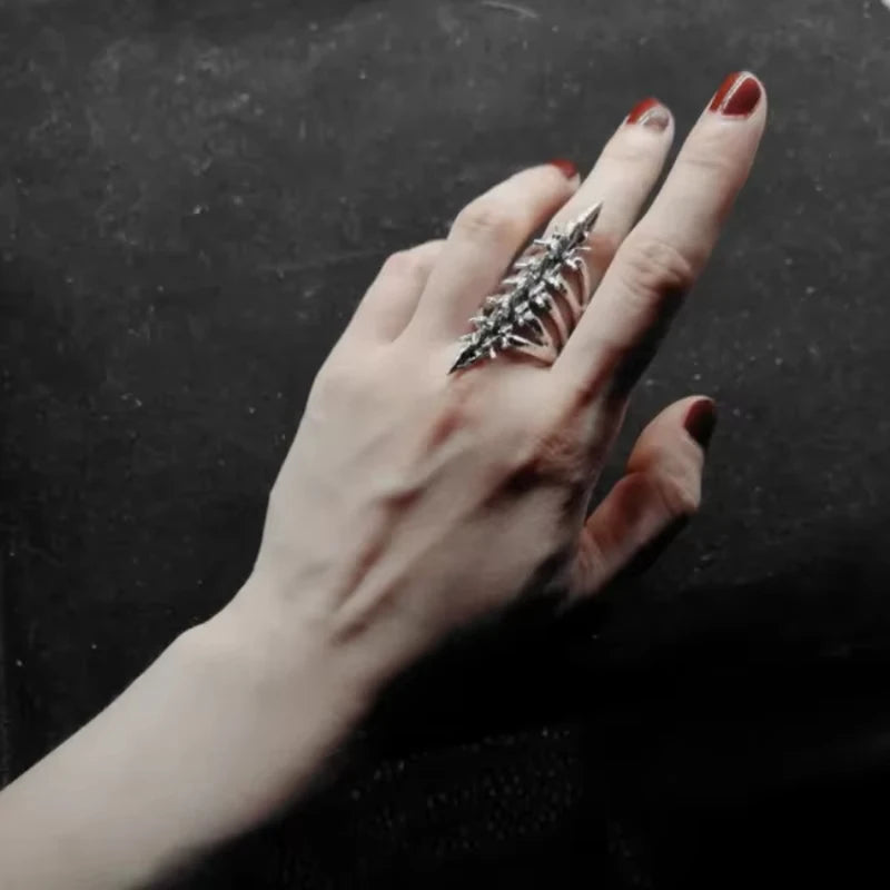 Offener Ring mit Wirbelsäule und Totenkopf im Gothic-Stil
