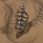 Offener Ring mit Wirbelsäule und Totenkopf im Gothic-Stil